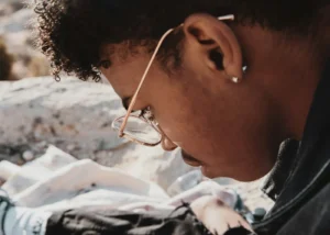 Student reading a short university notice on a laptop